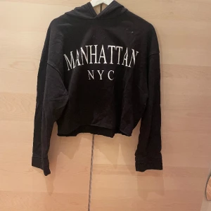 Svart hoodie med tryck  - En hoodie med luva, den är skön och bekväm att ha på sig, bra passform. Den har används ca 5 gånger. Den har blivit för liten för mig. 
