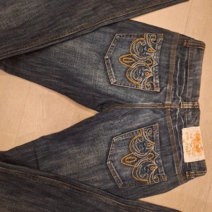 Low waisted jeans - Jeans i nyskick. De är kågmidjade o raka i benen. Säljes för att de är för att de inte passade.kan mötas upp om köparen finns nära. Skriv för fler bilder eller frågor😊