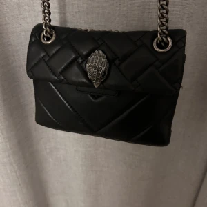 Kurt Geiger väska - Säljer min superfina Kurt Geiger väska! Den är i mycket bra skick och passar till alla outfits då den är väldigt stilren. Skriv för frågor😇(OBS! SKRIV TILL MIG INNAN NI TRYCKER PÅ KÖP NU)