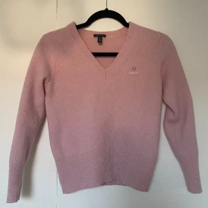 Stickad tröja Gant  - Gant tröja från Gant som är köpt i storlek L men från första tvätten krympte tröjan så den är en xs/s nu.  Tröjan är i väldigt bra skick.  Tröjan är väldigt varm och skön. 
