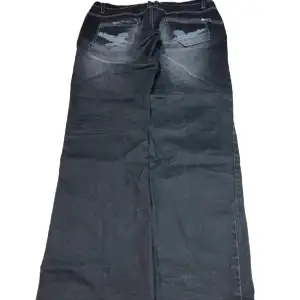feta jeans med dragkedja på fickorna, hela längd 109cm, midjemått 47cm. Modellen är 177