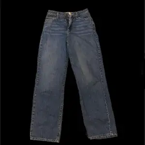 wide stockholmare-ish blåa jeans med perfekt jeans-bomull ratio, perfekt för att vara casually breathtaking, sitter perfekt runt låren och röven fr