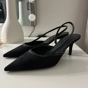Låga stilettklackar - Säljer dessa fina klackar som endast är använda en gång då de är lite för små för mig🥺Klacken är cirka 5 cm hög! 😍💖
