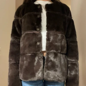 Pälsjacka från neo noir - En helt otrolig pälsjacka som är väldigt inne just nu och aldrig använts!!😍
