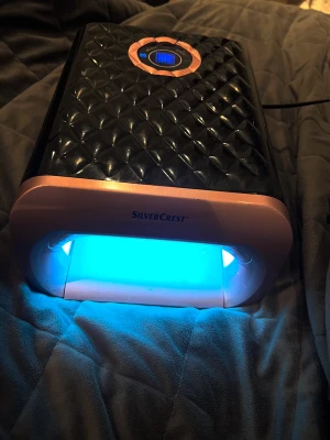 Uv lampa  - Uv lampa med med tre olika timer setting. 90, 180 och 240 sekunder. I väldigt gott skick, allt funkar som det ska.  Ingen användning för den längre då jag slutat fixa naglar. Pris går att diskutera vid snabb affär.