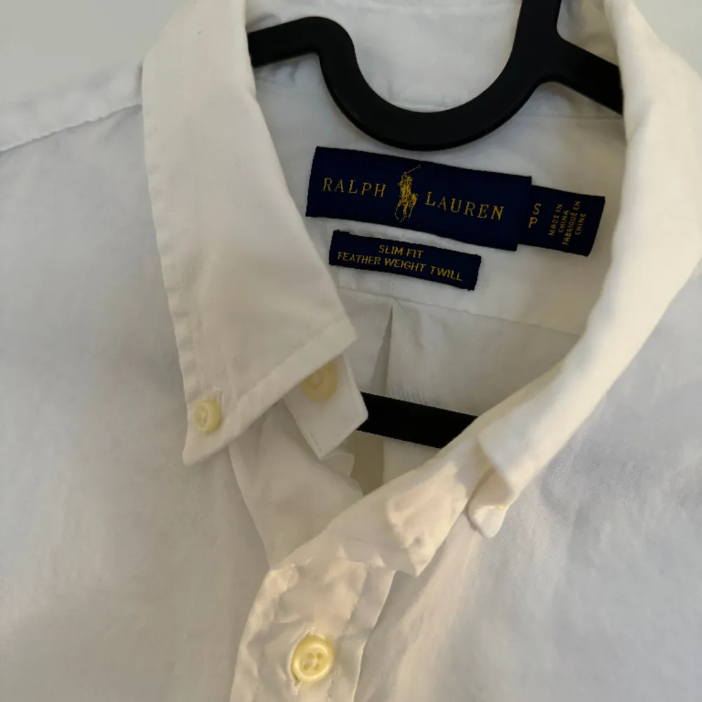 En vit kortärmad skjorta från Ralph Lauren. Aldrig använd.  Storlek S ”slim fit”. Skjortor.