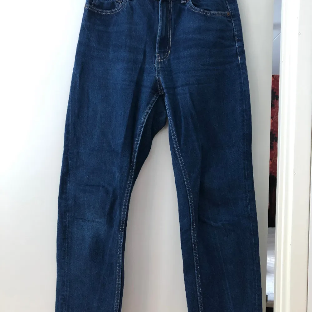 Snygga jeans i modellen Betty, väl använda men inte slitna. . Jeans & Byxor.
