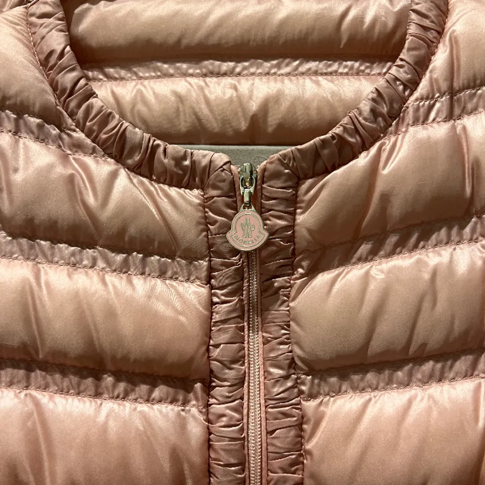 Säljer min tunna rosa Moncler jacka i storlek 0, vilket motsvarar xs. Använd men i väldigt gott skick.  Nypris 9000kr. Jackor.