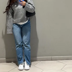 Gina Tricot jeans  - Säljer dessa snygga jeansen med slits, för den har inte kommit mycket till användning. Jeansen är i modellen petite. Skriv för fler bilder eller funderingar.