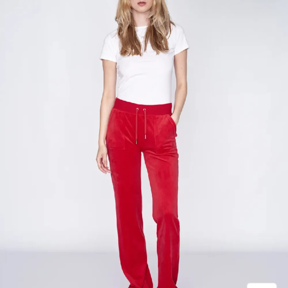 Säljer mitt röda juicy couture set! Det är i mycket fint stick, på tröjan har ena silver saken låsnat. Byxorna är i XXS och tröjan är i S. Jeans & Byxor.