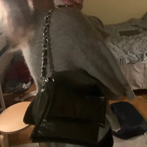 Axelväska  - Sjukt snygg mörkgrön väska!! Najs kedja och får plats med allt💞 lite tecken på användning och små defekter på insidan men inget som påverkar väskan i stort men därav priset 🩶🩶