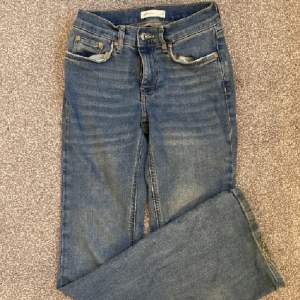 hej säljer dessa low waist jeans från Gina tricot. de är lite slitna på änderna men det är ingenting som syns eller man tänker på. De är stora i storleken så skulle passa 34-36💕