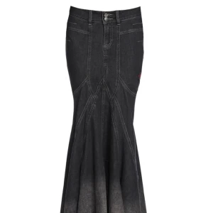 maxikjol denim - maxikjol denim  En jättefin maxi jeanskjol som e köpt för ca 1000kr (inkl frakt) på Dollskill, knappt använd för den är för lång för mig ❤️ Den är ca 104 cm lång och stretchig, midlemåttet är 35-42cm tvärs över! 