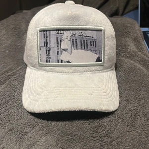 Emilio Pendenza keps - Vit velvet keps från Emilio Pendenza i modellen Statua. Väldigt bra skick utöver små invändiga fläcken (syns ej), jag står för frakten!              Nypris 550kr✨