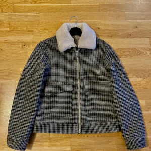 Riley ulljacka  - Säljer en ny Riley Ulljacka från Brothers, endast använd några par gånger, säljes pga fel storlek.  Storlek S, och herr model.  _Pris 650kr  Finns i Stinsen, Sollentuna.
