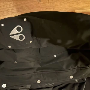 Moose knuckles jacka - Säljer gamla jackan då den är lite för liten för mig, den är XL i junior storlek. Byten kan vara intressant men priset går även att diskutera. Den är i använt skick, hämtas upp hos mig. Riktigt bra pris för jackan.