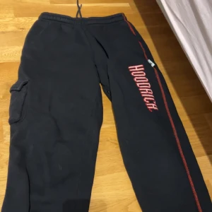 Hoodrich byxor (limited edition för kvinnor)  - Säljer dessa hoodrich byxor då jag inte använder dom. Köpt på jd för cirka 600. Säljer för 200. Står ej för frakt 