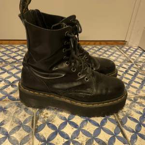 Dr.Martens Plattorms storlek 40 i bra skick. Nypris: 2.400 SEK