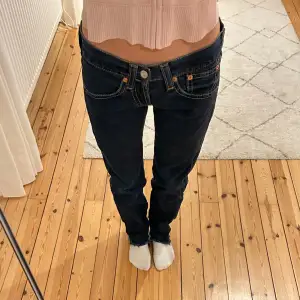 Så snygga mörkblå lågmidjade jeans från Levi’s!! Innerbenslängden är 73 cm och midjemåttet är 41 cm rakt över😊 Hör av dig vid intresse eller frågor!💕 Se profil för fler snygga jeans😇