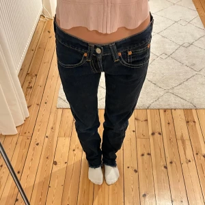 Lågmidjade Levis’s jeans - Så snygga mörkblå lågmidjade jeans från Levi’s!! Innerbenslängden är 73 cm och midjemåttet är 41 cm rakt över😊 Hör av dig vid intresse eller frågor!💕 Se profil för fler snygga jeans😇