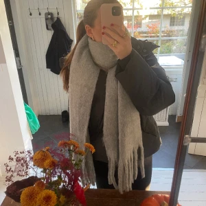 Grå Halsduk  - Intressekoll på min skitsnygga grå halsduk från Gina Tricot. Inte säkert att jag säljer men vill kolla om någon är intresserad. Den är helt nyköpt men vill kanske sälja eftersom att jag köpt två olika. Skriv för frågor eller för bilder. 