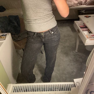 Svarta lågmidjade jeans - Svarta/ mörkgråa lågmidjade jeans från weekday i modellen arrow low straight