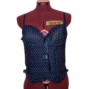 Vintage korsett - Supervacker vintage korsettliknande topp😍 Fint skick med fina detaljer! Storlek är jättesvårt att avgöra, där står 38-40 men skulle snarare säga Xs-M. Där är 3 olika hakar på baksidan att spänna precis som en bh så storleken kan justeras.