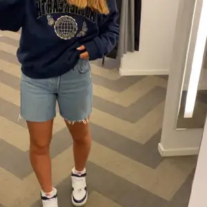 As snygga Levis shorts som tyävrr inte passa mig längre🥰  Dom är slutsålda och köptes på Nelly, strl W25 (jag är ca 165cm) 