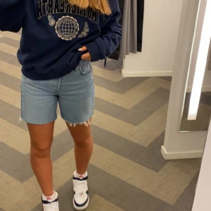 Levis shorts  - As snygga Levis shorts som tyävrr inte passa mig längre🥰  Dom är slutsålda och köptes på Nelly, strl W25 (jag är ca 165cm) 