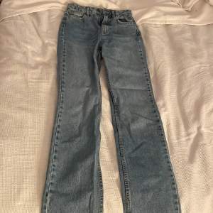 Jeans från STR, högmidjade, använda fåtal gånger 