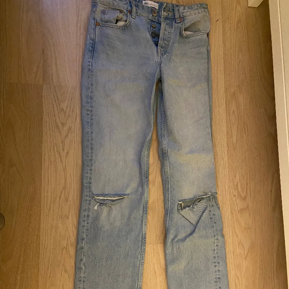 Säljer mina zara jeans som tyvärr är för små för mig. Dom är i storlek 34 och är köpt för 399kr  Pris kan diskuteras 🦋💙. Jeans & Byxor.
