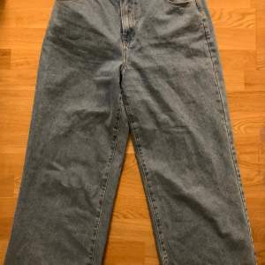 Fina jeans som är oanvända som ligger på sidan köpte i fel storlek 