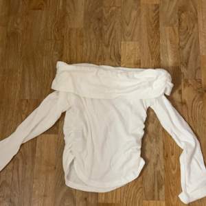 Vit tröja utan axlar, storlek xs/s den ser bara mindre ut. Aldrig använd förutom vid provning. Säljs då den inte kommer till användning.