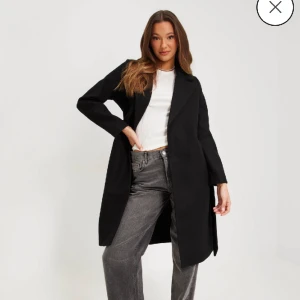 Lång kappa - Lång kappa från Vero Moda, köptes förra året. Den är i fint skick utan defekter☺️ nypris är 599kr. Pm om du har funderingar och vill ha egna bilder på den💕