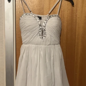 Fest/fin klänning - Säljer pga att den aldrig användes! Aldrig använt bara testad i butik, köptes i somras att ha på fest/ finare middagar men kom aldrig till användning. Köptes för 500 kr, lappen finns kvar! 