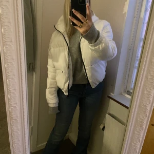 Vinterjacka - Säljer denna vita och supersköna jackan, eftersom den inte kommer till någon användning.💗 Den passar perfekt till våren, hösten och vintern.💗 