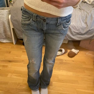 Asballa jeans - Assnygga bootcut jeans med låg midja och cola fram och bakfickor, lite långa på mig som är runt 170🥰🥰