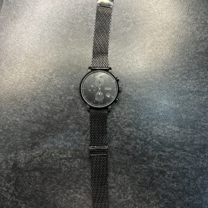 Hugo Boss klocka - En Hugo Boss Integrity i svart färg. Fick i present, aldrig använd. Nypris 2400