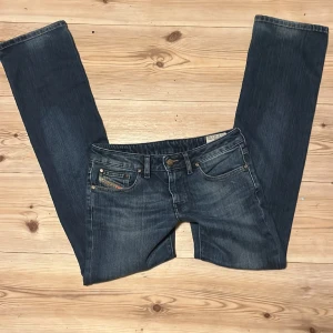 lågmidjade jeans - bootcut lågmidjade jeans med hål från diesel! dom har en defekt på lappen, går lätt att sy (skriv för närmare bild).🤍