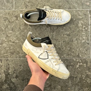 Philippe model  - Säljer ett par schyssta philippe models | storlek 41, sitter som 42 | skick: 9/10, nyskick | OG: inget| pris:  1999kr | frågor? Tvek inte på att kontakta oss!