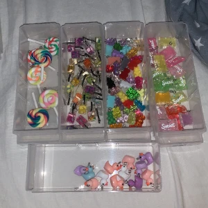 Berlocker - Jag säljer ut mina berlocker för att de aldrig kommer till användning kan kan köpa innehållet i lådan med sweets för 45kr och klubborna för 20kr resterande kostar 40kr pris kan diskuteras❤️ 