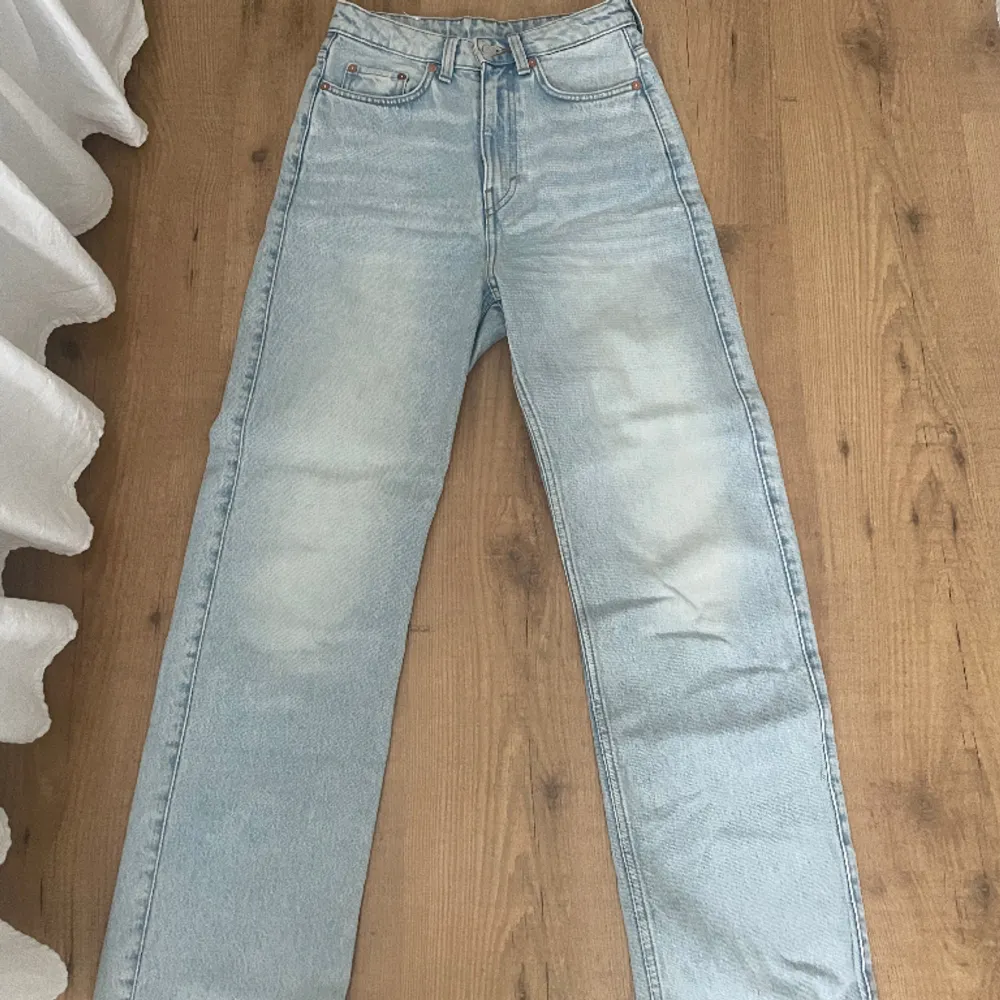 Säljer mina Rowe jeans från weekday, använt sparsamt så dem är i nyskick. Nypris är 590 kr men säljer för 400 kr💞. Jeans & Byxor.