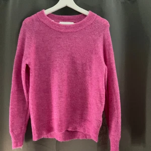 Stickad tröja i alpaca  - Stickad tröja i alpaca från Selected Femme. Fåtal gånger använd. Pris går att diskutera vid snabb affär.
