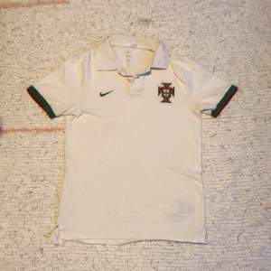 Säljer denna Portugal fotbolls landslags pique tröja. 8/10 skick. Size står inte men passar 12-13 år. Är begagnad. 