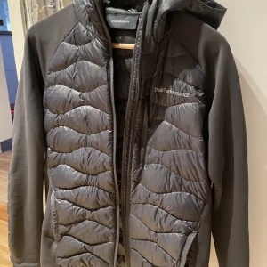Peak performance jacka  - Säljer nu min peak jacka då den inte kommer till användning helt bra skick bara lite lite sönder där bak på ryggen kan visas