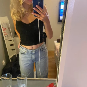 Jeans - Snygga jeans från Monki. Är dock för korta för mig som är 170, men skulle passa andra bra. Bekväma och snygga. Nypris 349. 