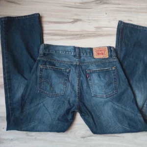 Levi’s bootcut jeans - Ett par skit snygga bootcut jeans från Levis utan några defekter. W33L32. Pris går att diskutera vid snabb affär.