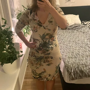 Botanisk klänning  - Härlig vardagskläning. Väldigt skön att ha på sig. Kommer från ett djur och rökfritt hem.