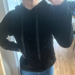 Mysig hoodie - Säljer denna hoodie med luva i SÅ skönt och mysigt material som jag använt några gånger men som fortfarande är i väldigt bra skick💗
