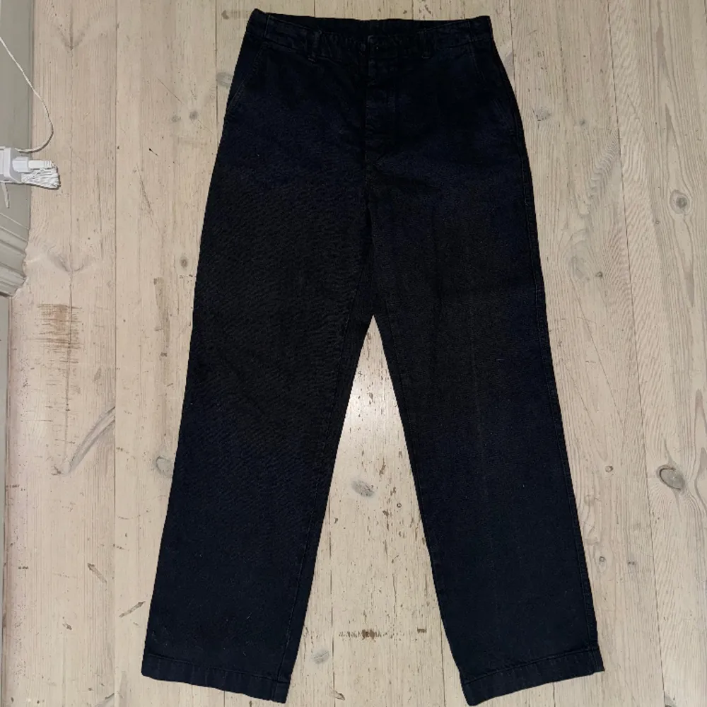 Säljer ett par mörkblå byxor från Hope i bred modell. Använda endast ett par gånger. Storlek 36 (Herr)/34 (Dam). Nypris 2250:-. Jeans & Byxor.